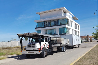 Grúa Grúas Herrera trasladando una casa modular